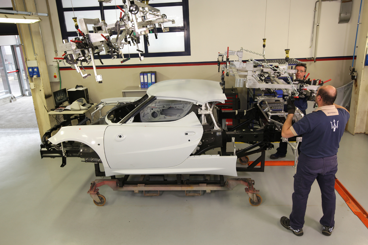Alfa Romeo 4C: tech rundown and video manufacturing