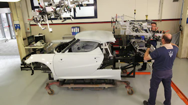 Alfa Romeo 4C: tech rundown and video manufacturing