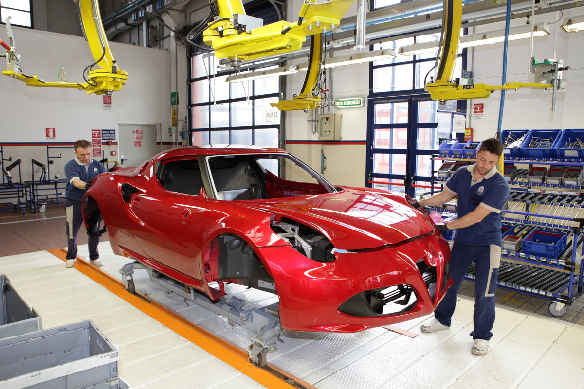 Alfa Romeo 4C: tech rundown and video production line
