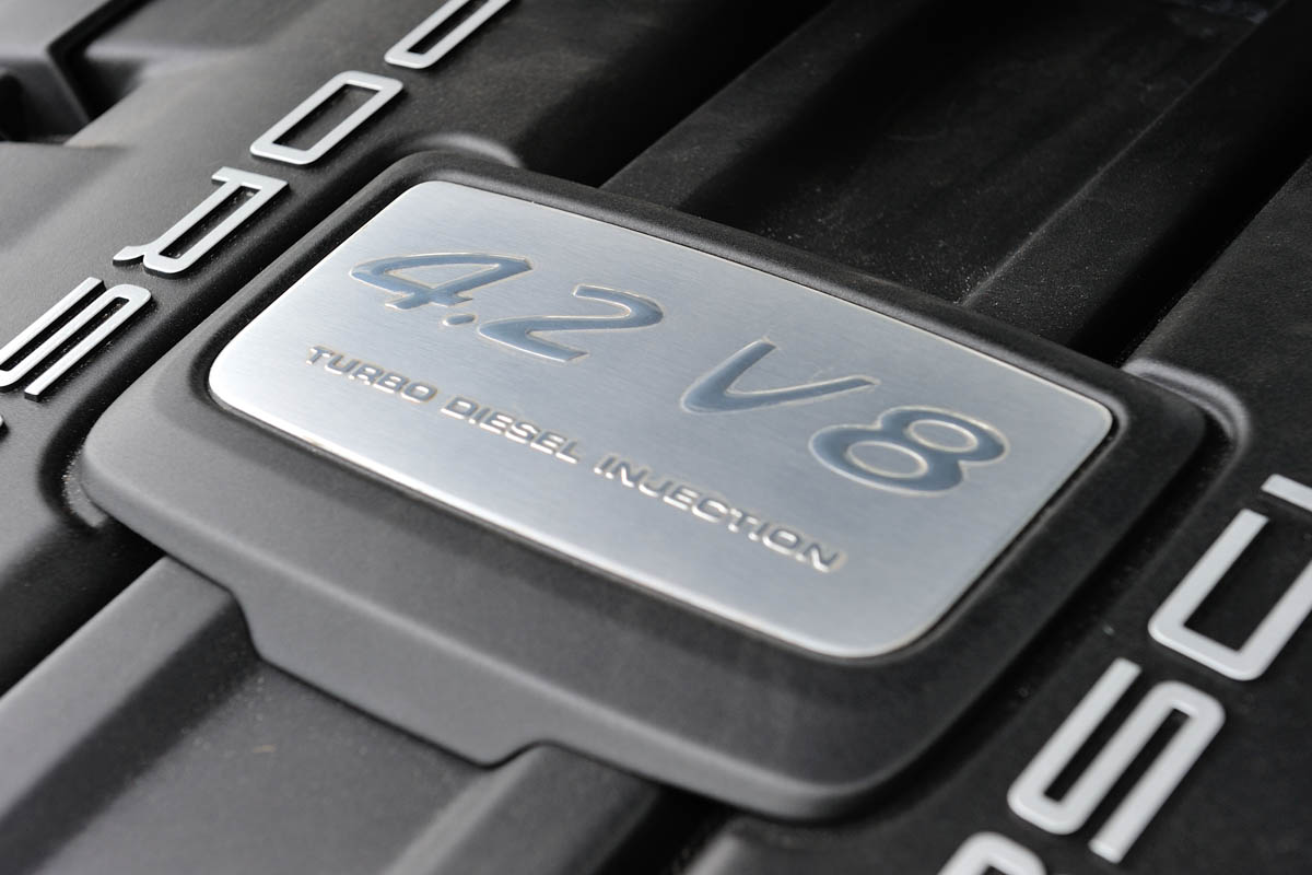 2013 Porsche Cayenne S Diesel engine cover