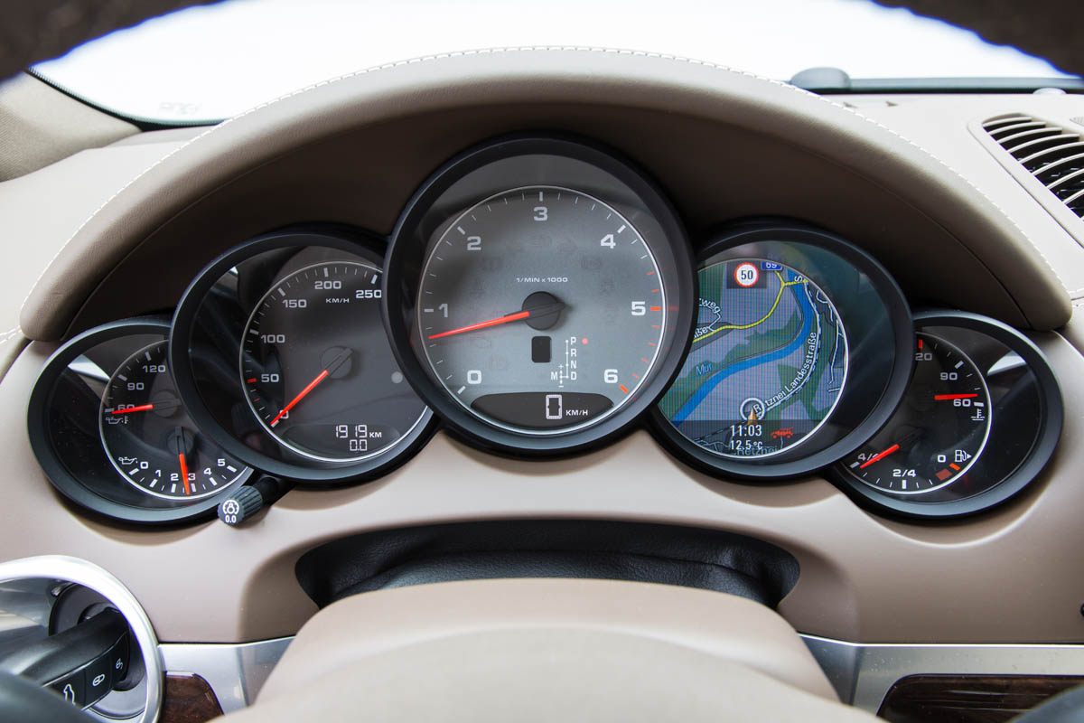 2013 Porsche Cayenne S Diesel dials