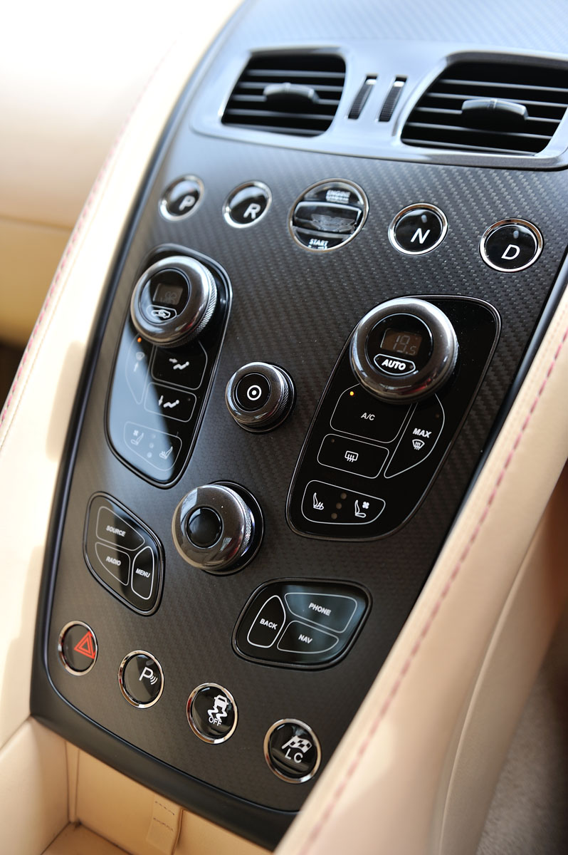 Aston Martin V12 Vanquish centre console