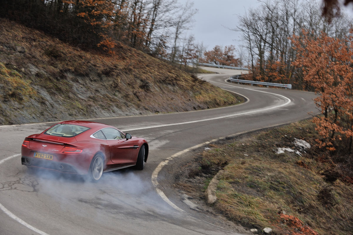Aston Martin V12 Vanquish drift