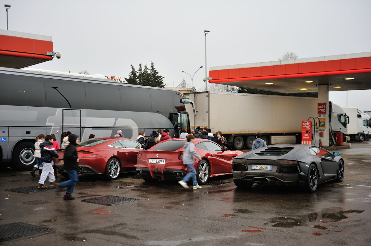 Kids looking at supercars - Ferrari F12 v Lamborghini Aventador and Aston Martin V12 Vanquish