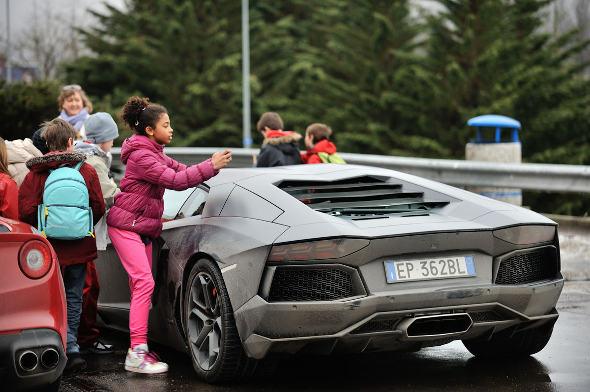 Kids looking at supercars - Ferrari F12 v Lamborghini Aventador and Aston Martin V12 Vanquish