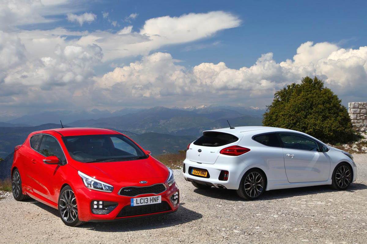 Kia Procee'd GT hatchback red and white
