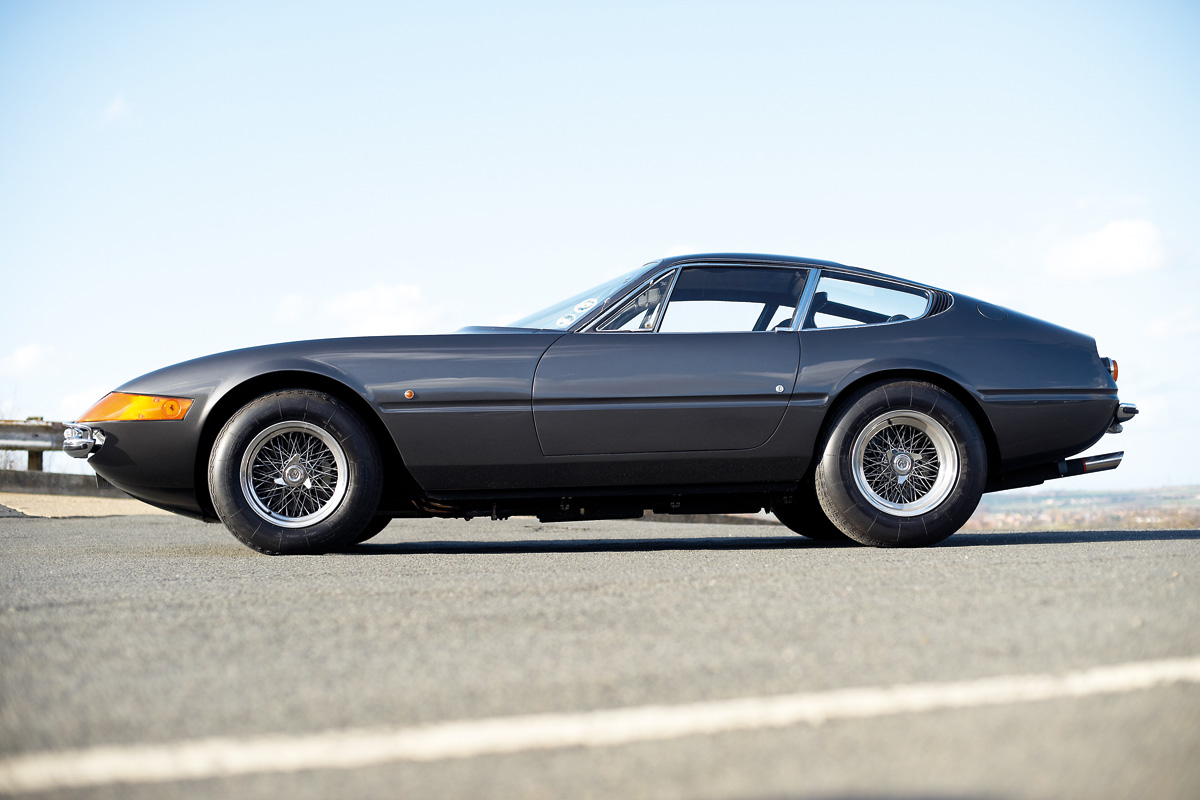 Ferrari 365 GTB/4 Daytona side profile