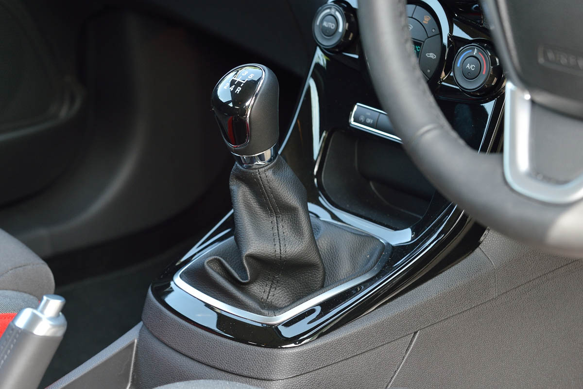 2013 Ford Fiesta 1.0 Ecoboost Zetec S manual gearstick