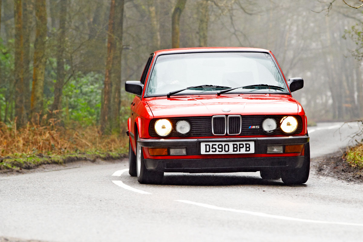 BMW M5 E28 red, front cornering picture