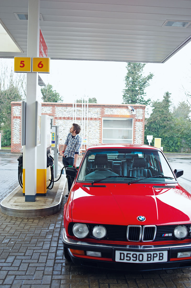 BMW M5 E28 filling up