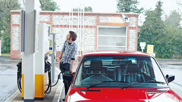 BMW M5 E28 filling up