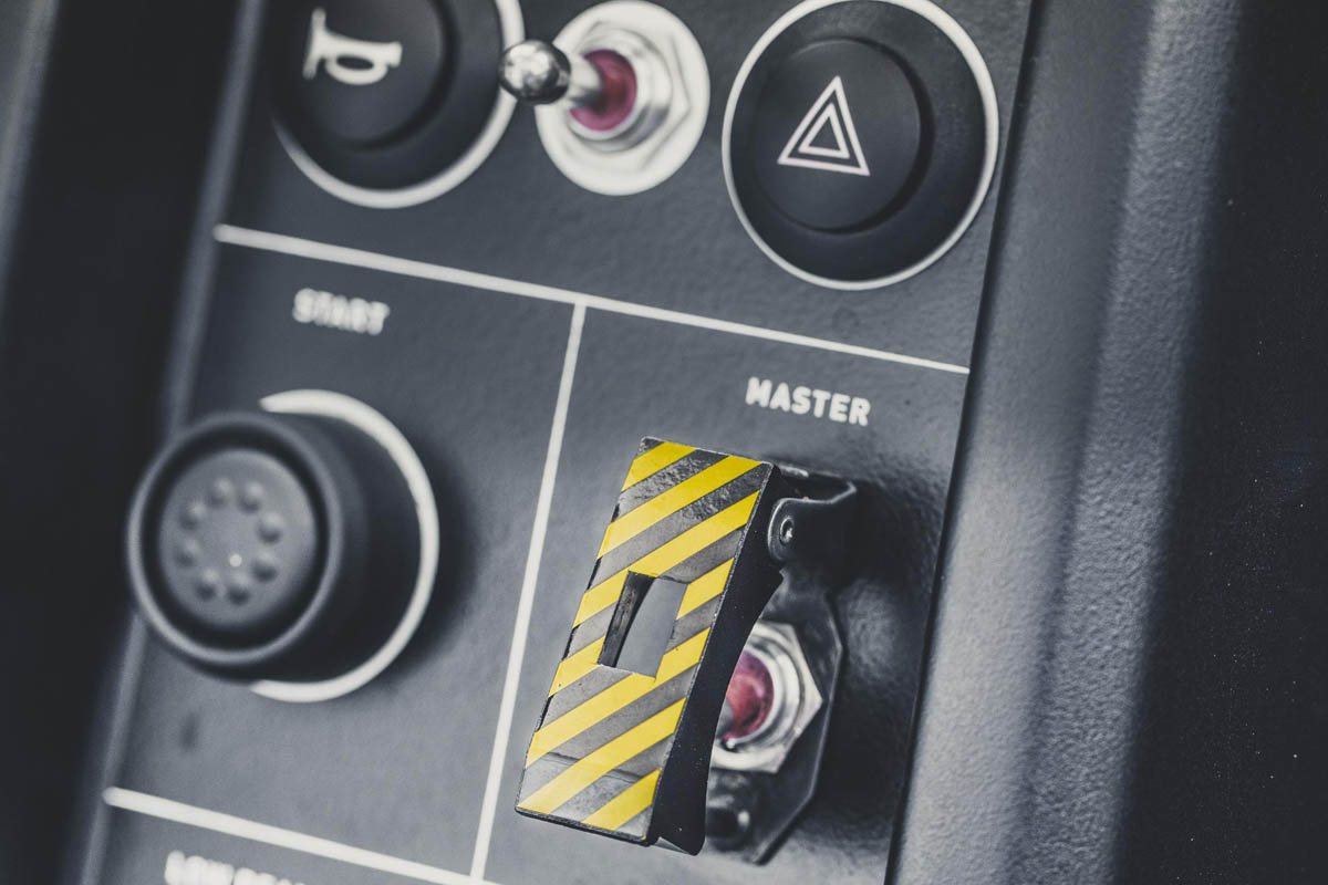 VUHL 05 sports car switches