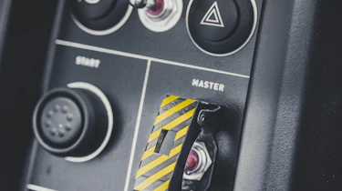 VUHL 05 sports car switches