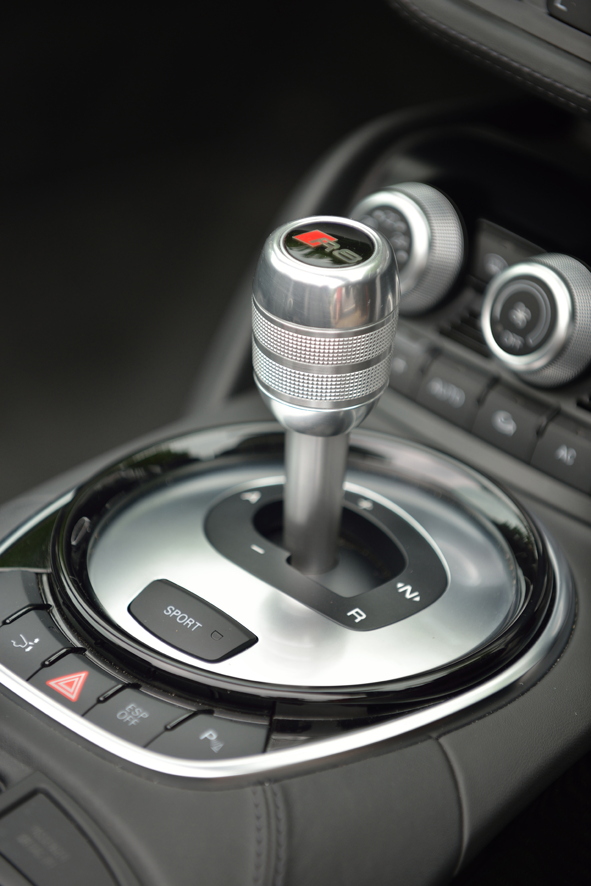 Audi R8 Spyder 4.2 FSI quattro S-tronic gear selector