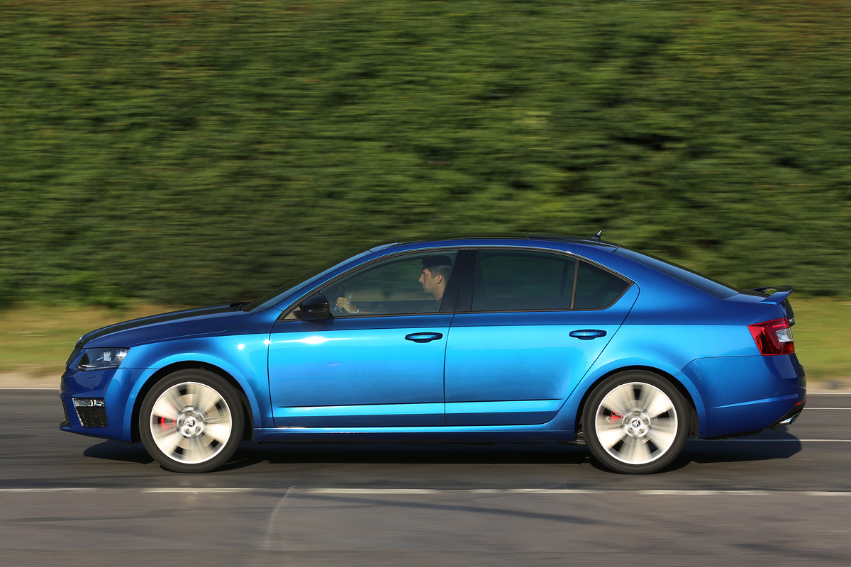 Skoda Octavia vRS blue side profile