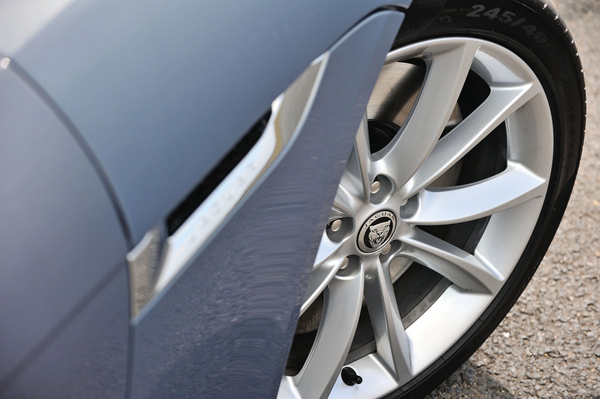 Jaguar F-type V6S wheel