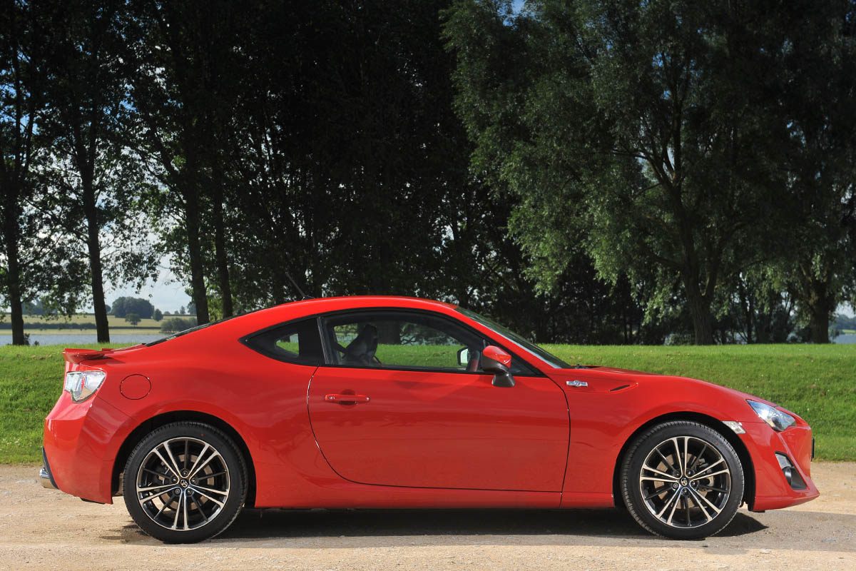Toyota GT86 red side profile