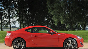 Toyota GT86 red side profile
