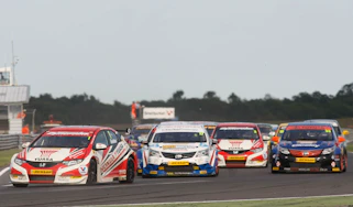 BTCC Snetterton Gordon Shedden leads