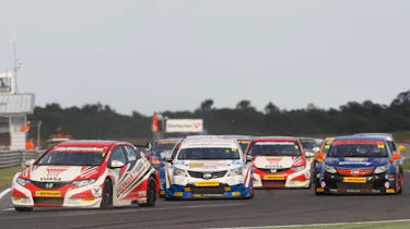 BTCC Snetterton Gordon Shedden leads