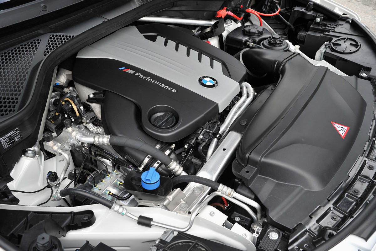 BMW X5 M50d engine bay
