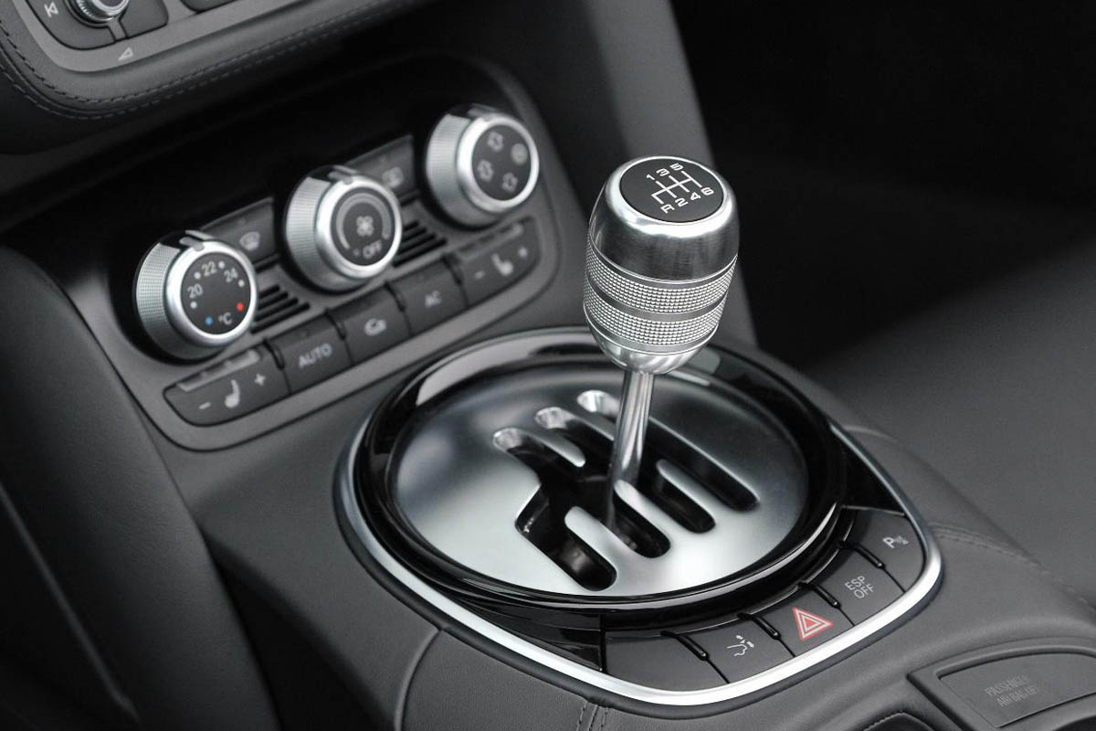 Audi R8 V8 manual open gate shift