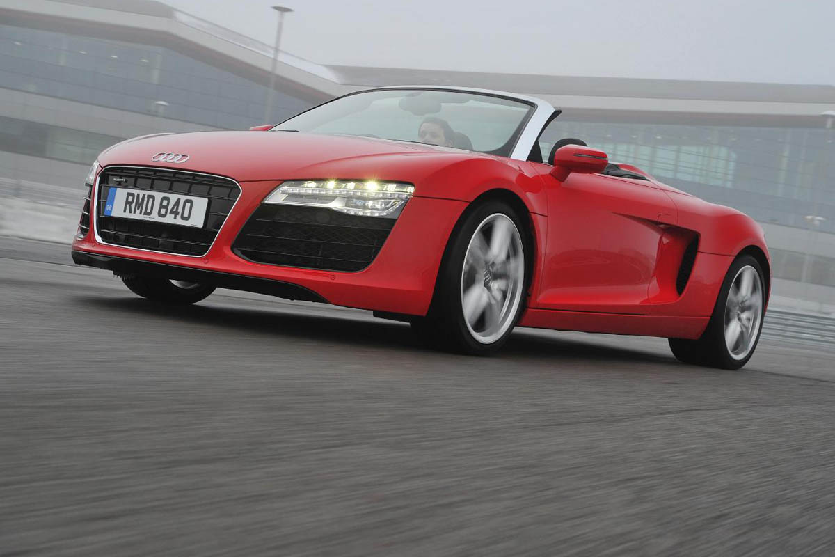 Audi R8 Spyder V8 red