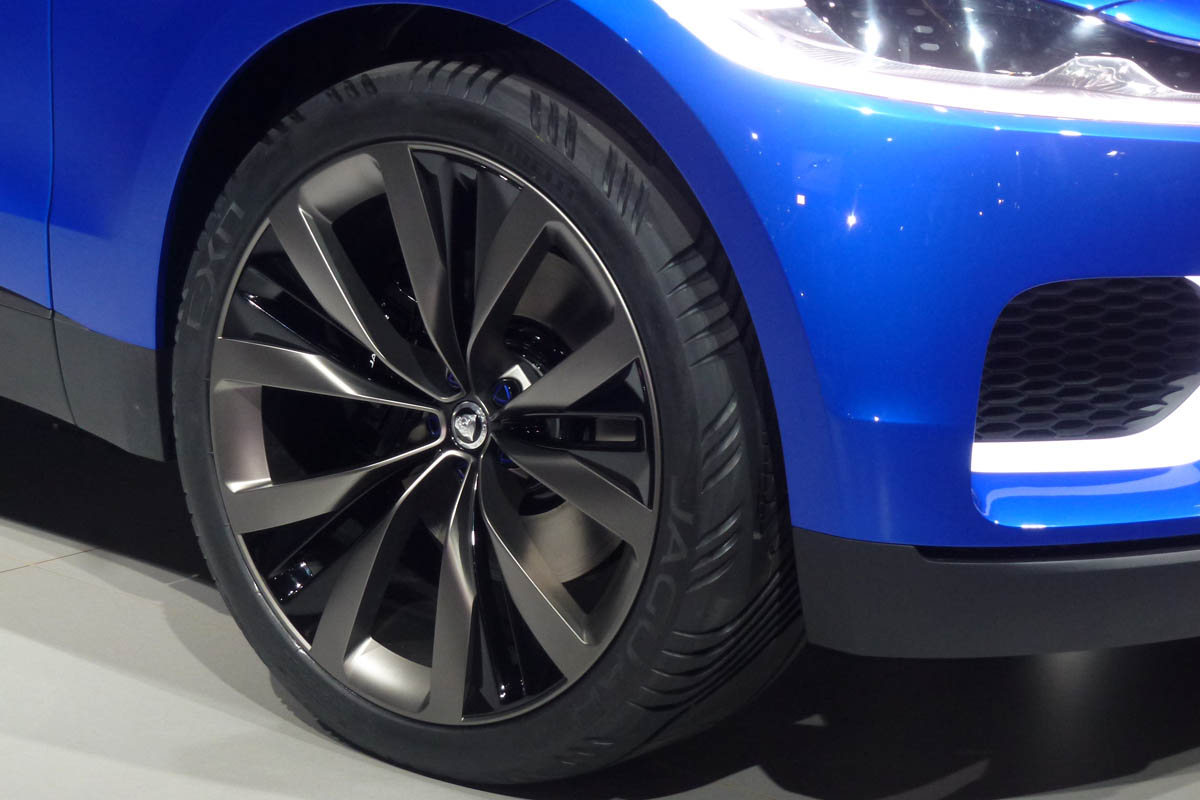 Jaguar C-X17 SUV alloy wheel