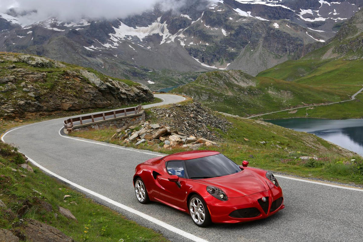 Alfa Romeo 4C alpine pass