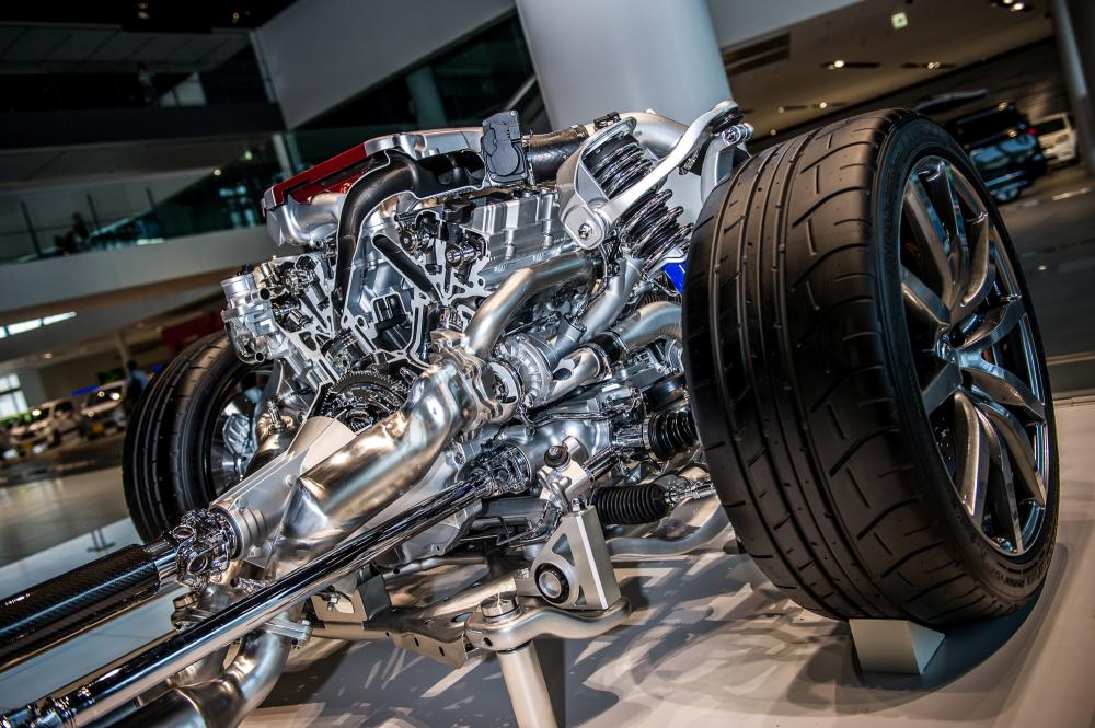 Nissan GT-R: cutaway suspension