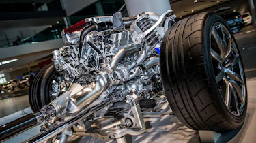 Nissan GT-R: cutaway suspension