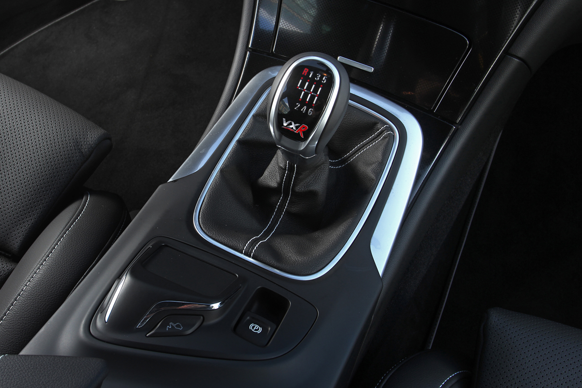 Vauxhall Insignia VXR SuperSport gearstick dashboard