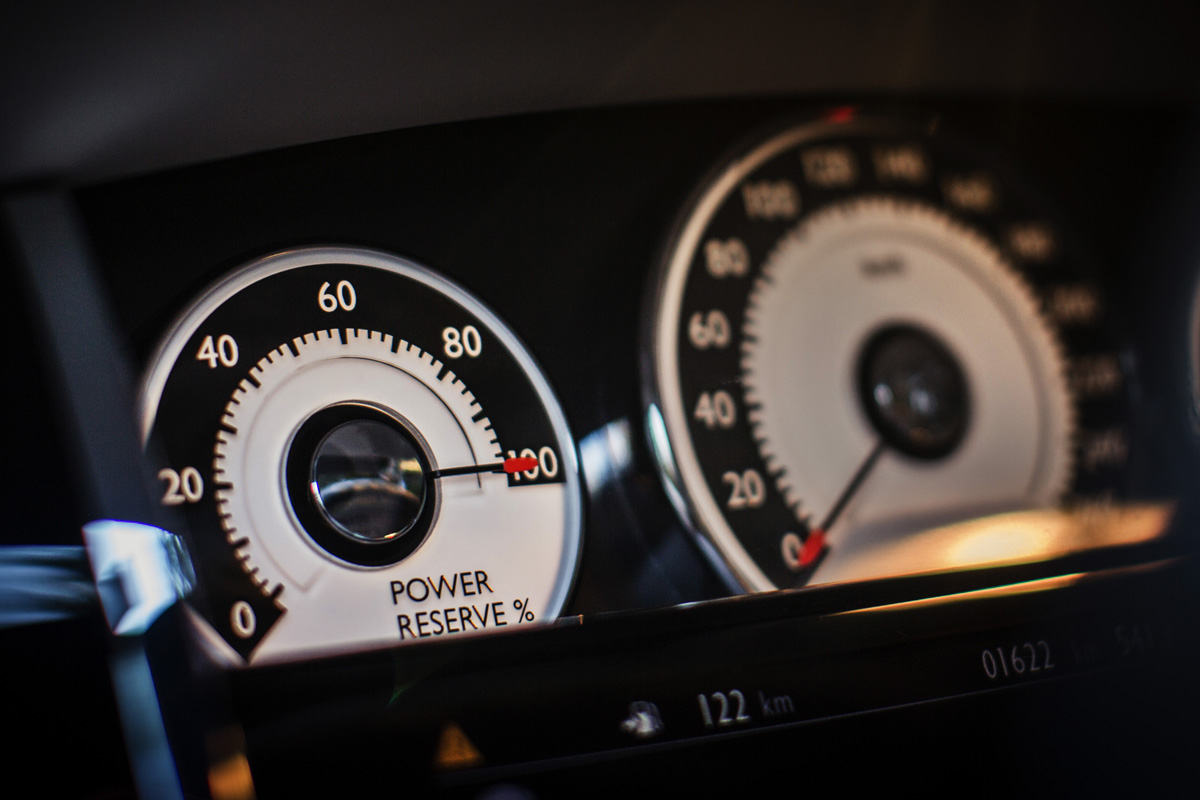 Rolls-Royce Wraith dials speedo power reserve