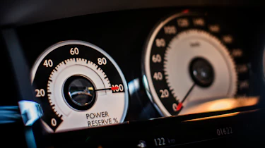 Rolls-Royce Wraith dials speedo power reserve