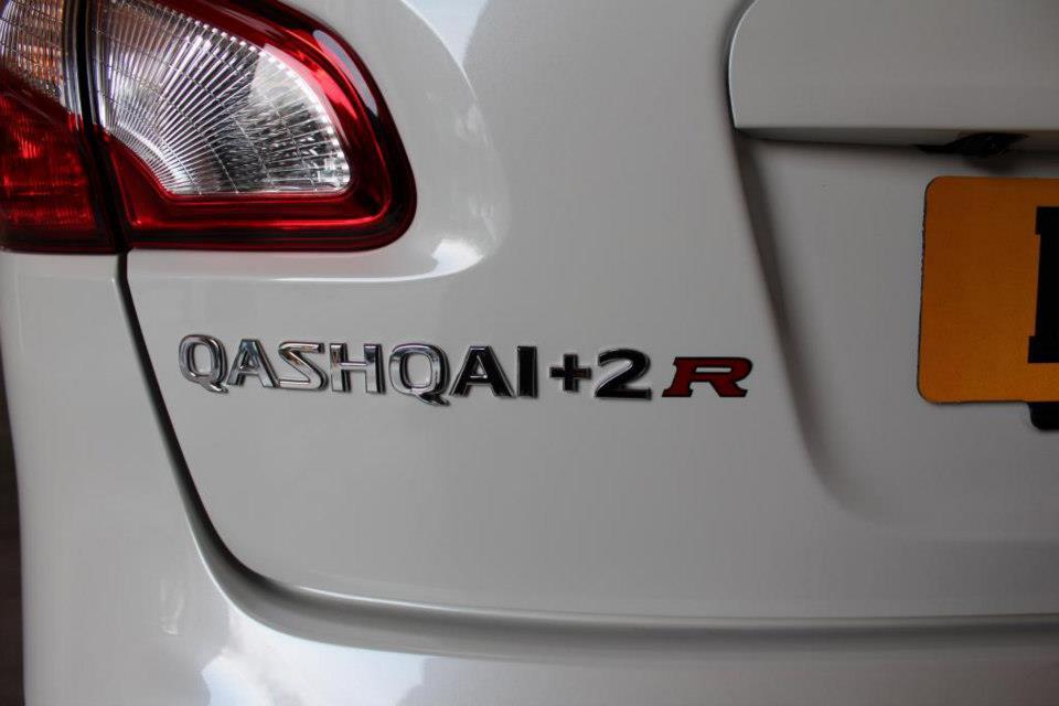Nissan Qashqai+2 R badge