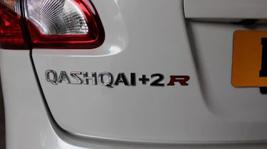 Nissan Qashqai+2 R badge