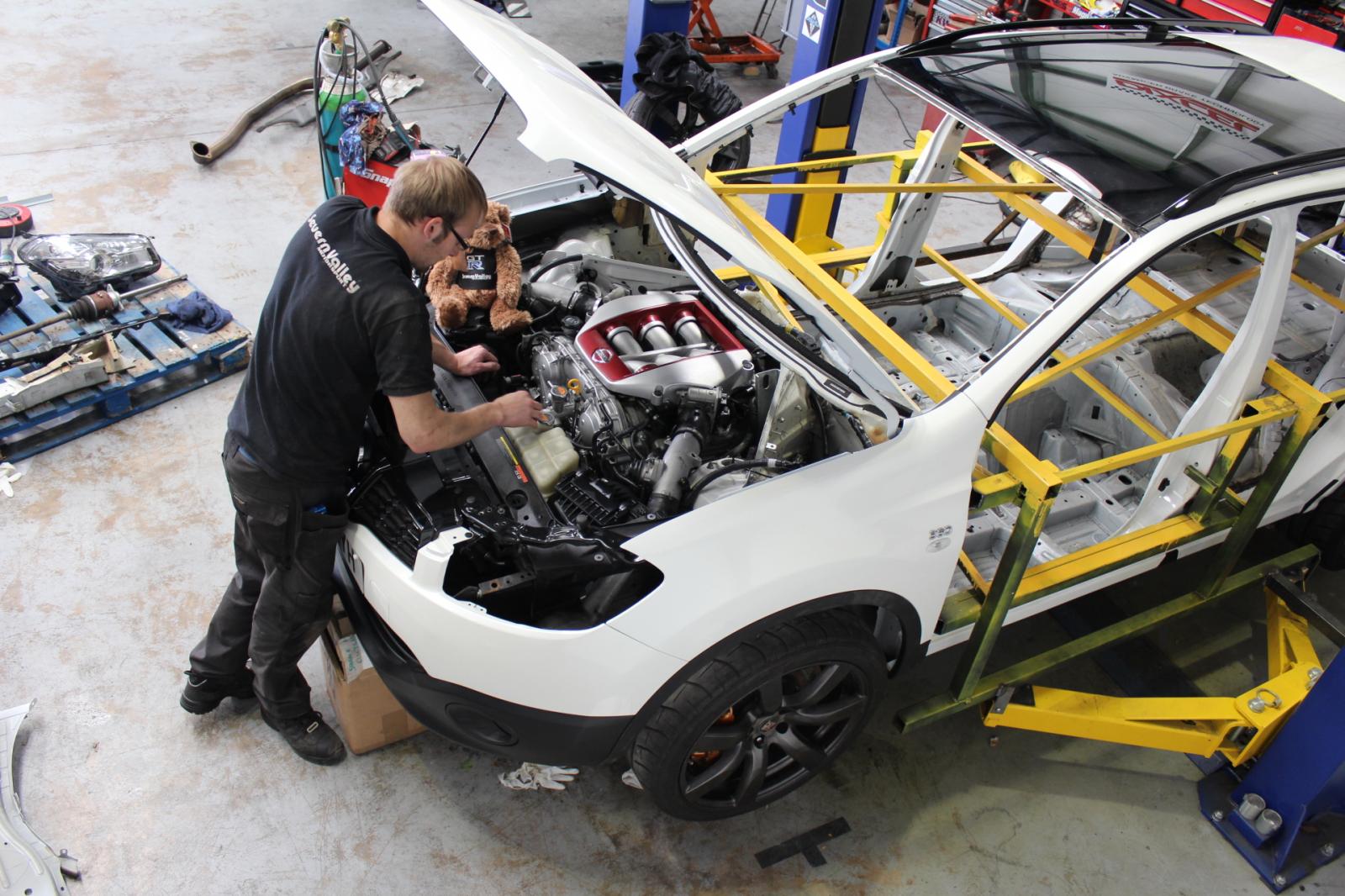 Nissan Qashqai+2 R engine fitting