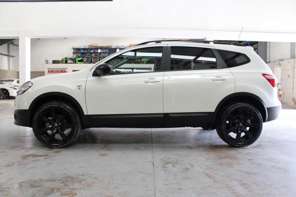 Nissan Qashqai+2 R side profile