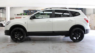 Nissan Qashqai+2 R side profile