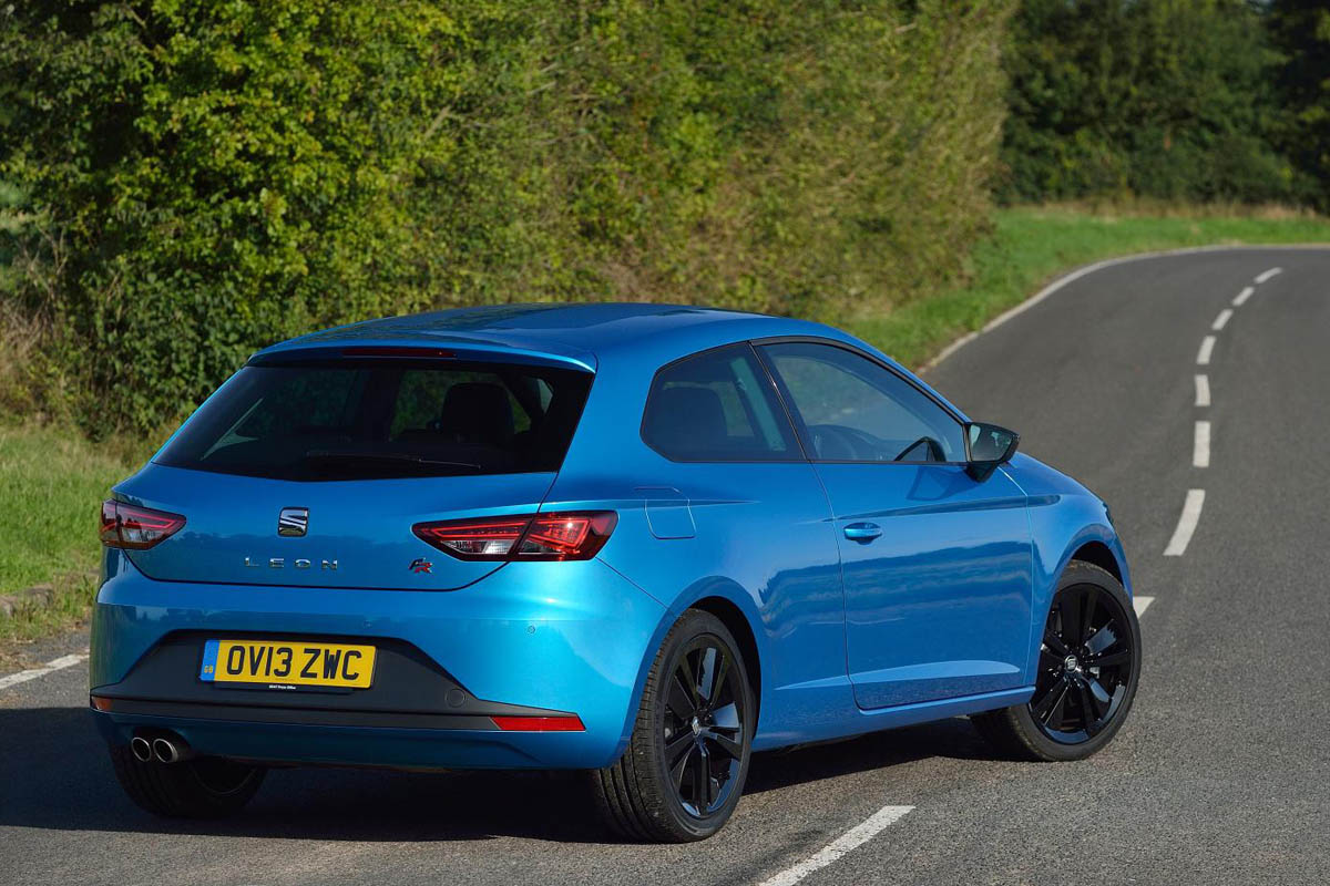 SEAT Leon SC FR blue stripes rear view