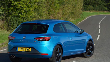 SEAT Leon SC FR blue stripes rear view