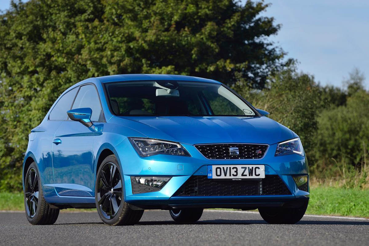SEAT Leon SC FR blue stripes front view