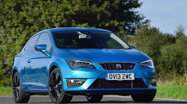 SEAT Leon SC FR blue stripes front view