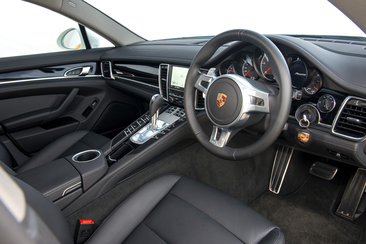 Porsche Panamera Diesel interior dashboard