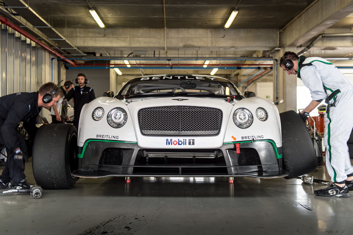 Bentley Continental GT3 front tyre change