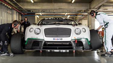 Bentley Continental GT3 front tyre change