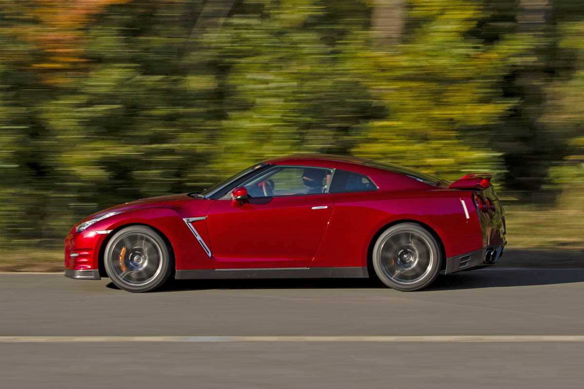 Nissan GT-R 2014 Vermillion Red side profile