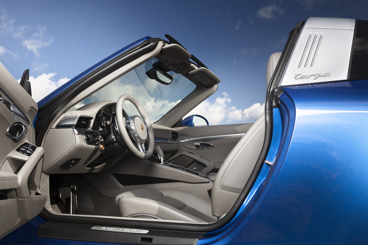Porsche 911 Targa 4 interior