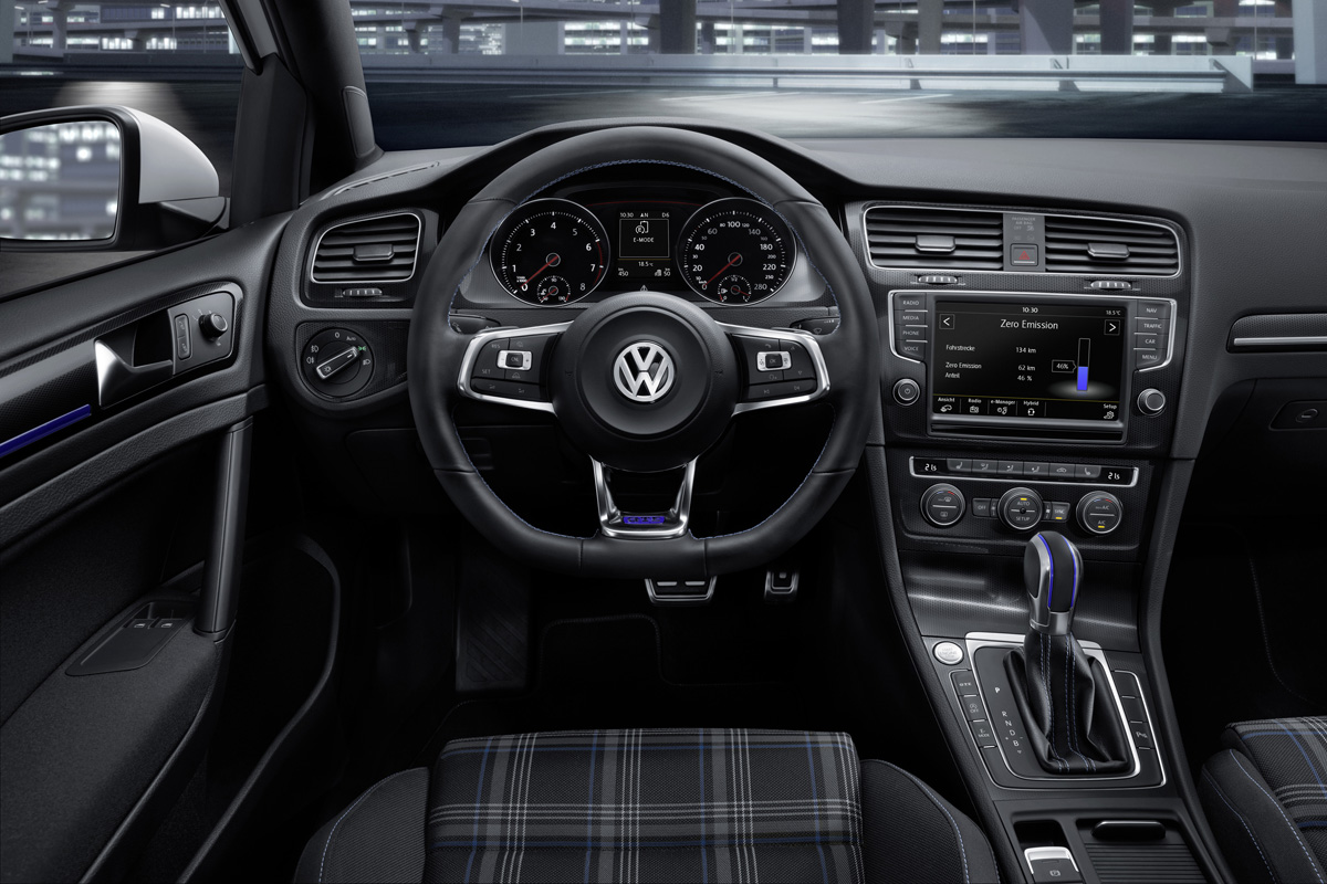VW Golf GTE steering wheel
