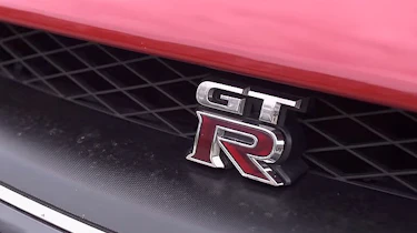 Nissan GT-R v Porsche 911 Turbo: drag race